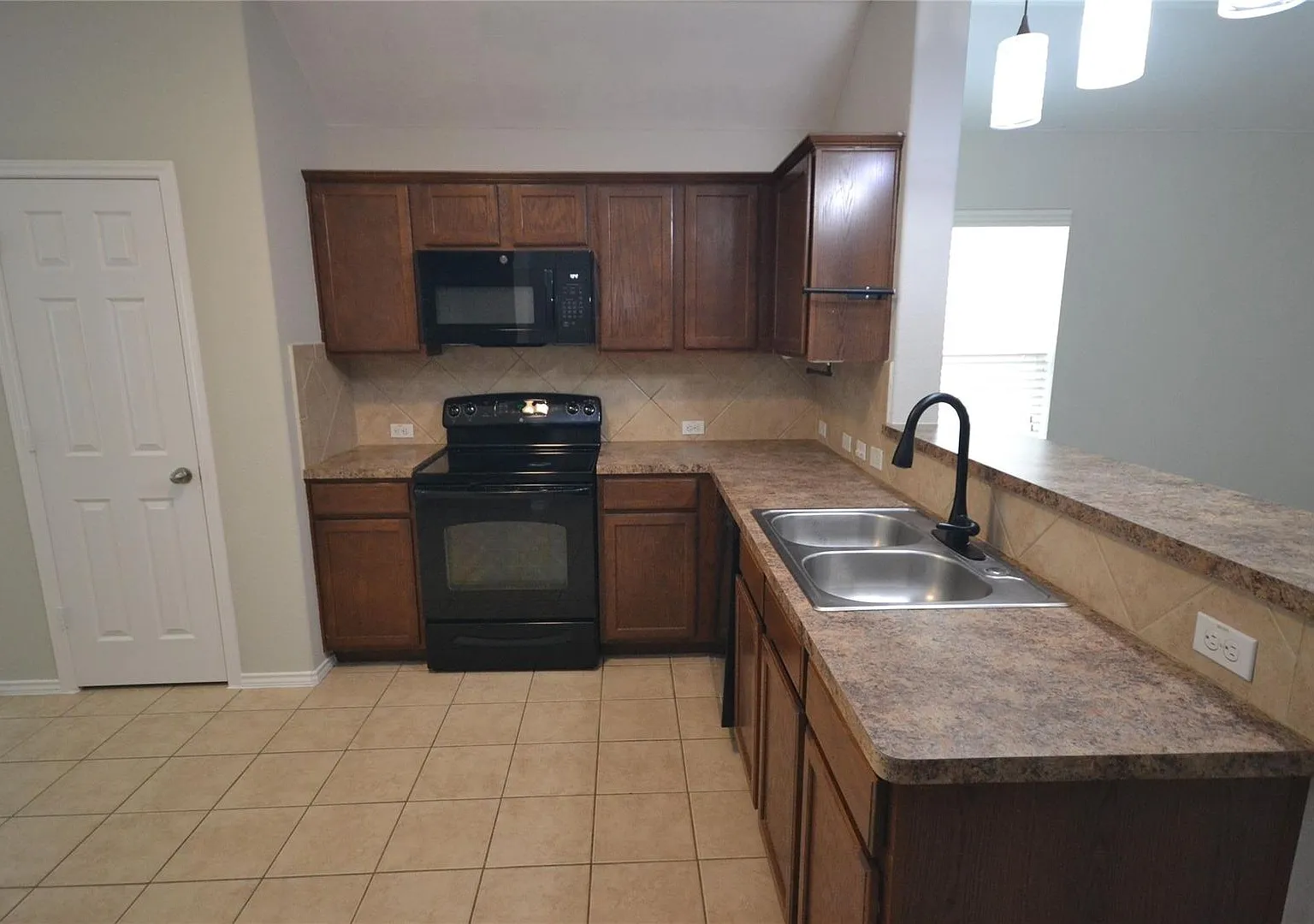 Leander - 3 Bedroom 2 Bath home in Summerlyn — Photo 2