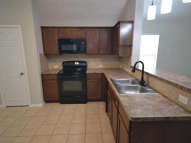 228 Falcon Ln — Photo 2