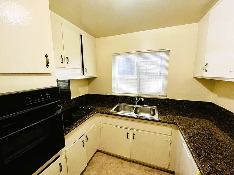 249 E Bellevue Ave — Photo 2