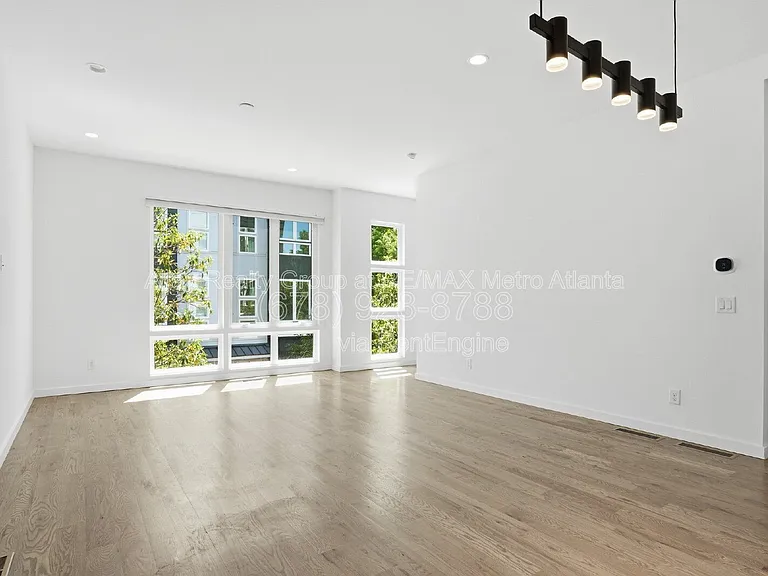 1463 La France St NE #8 — Photo 6