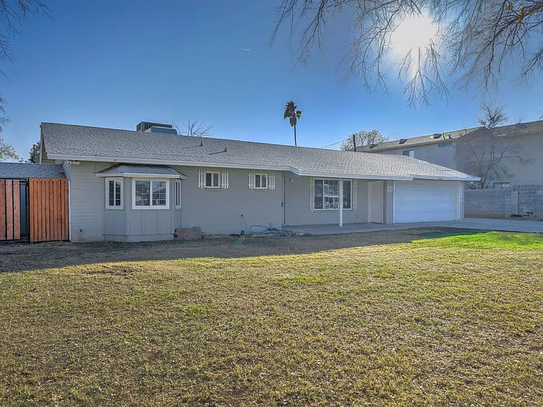 2133 W Morten Ave — Photo 2