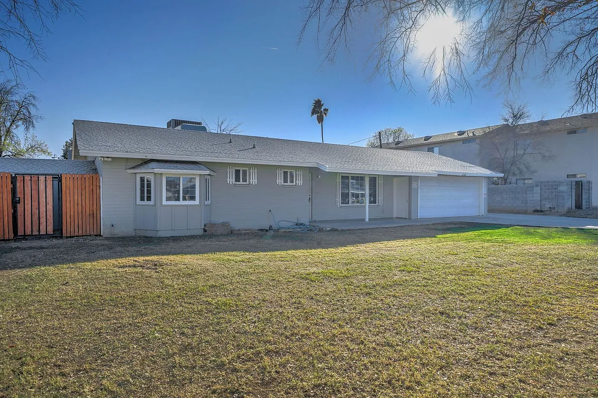 Building Photo - 2133 W Morten Ave