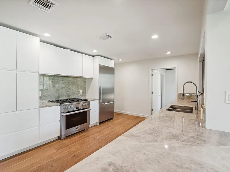 3927 Balcones Dr — Photo 21