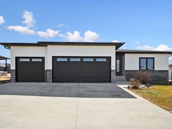 1912 Donald Dr, Cedar Falls, IA 50613