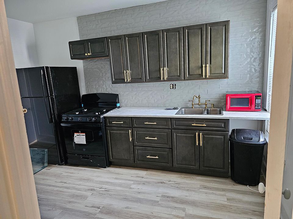 Kitchen with newer appliances...less than a year old.