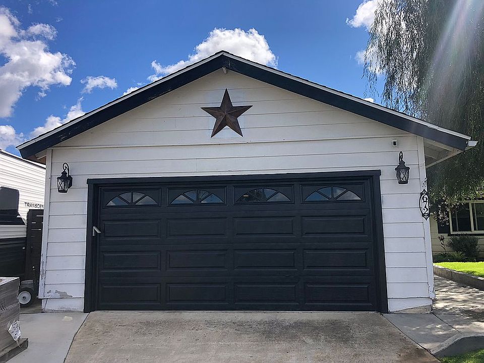 2nd image of 672 Crescent Ln