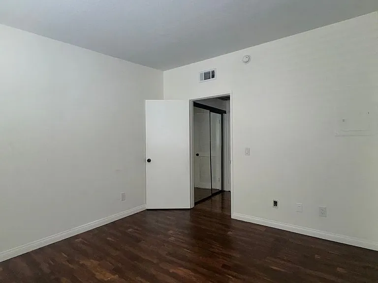 5250 Bellingham Ave — Photo 9
