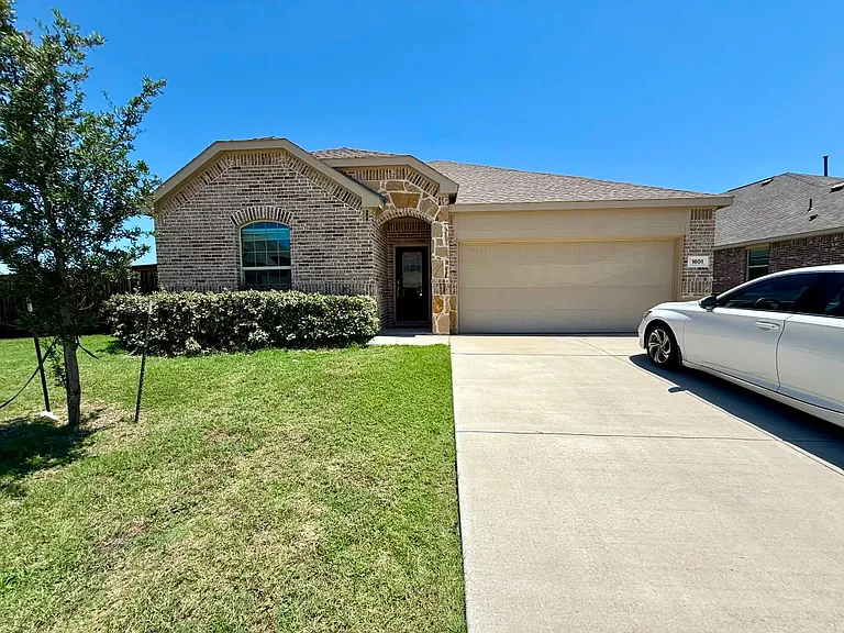 1601 Lake Grove Dr — Photo 1