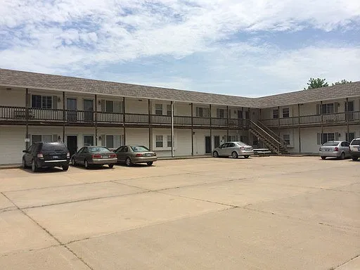 JU-Clark St Apts — Photo 1