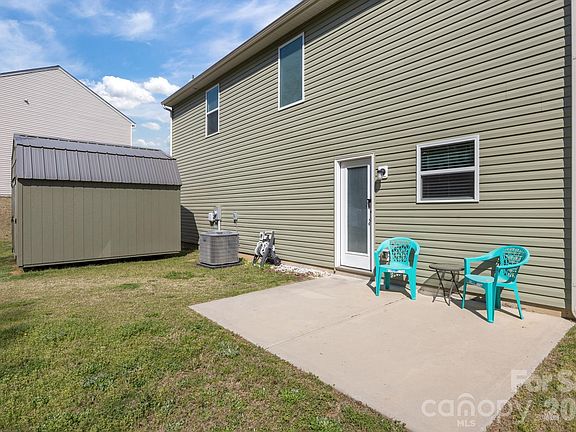 3rd image of 813 Yorkshire Dr