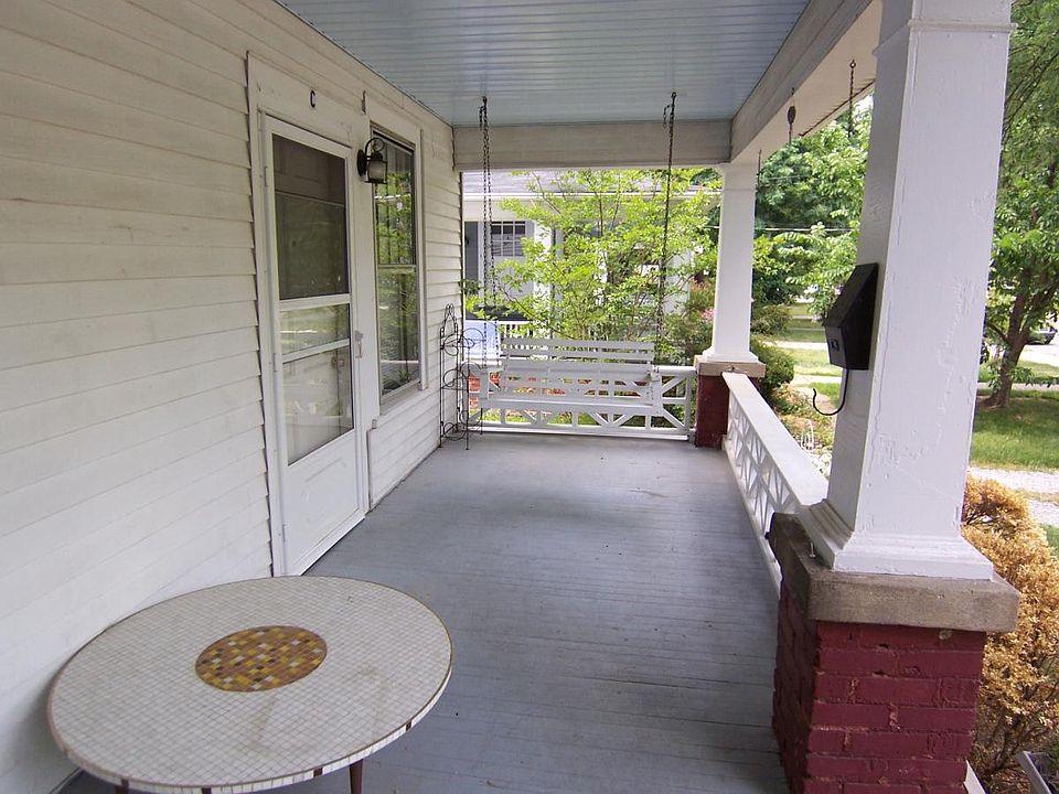 Front sitting porch w/ two swings