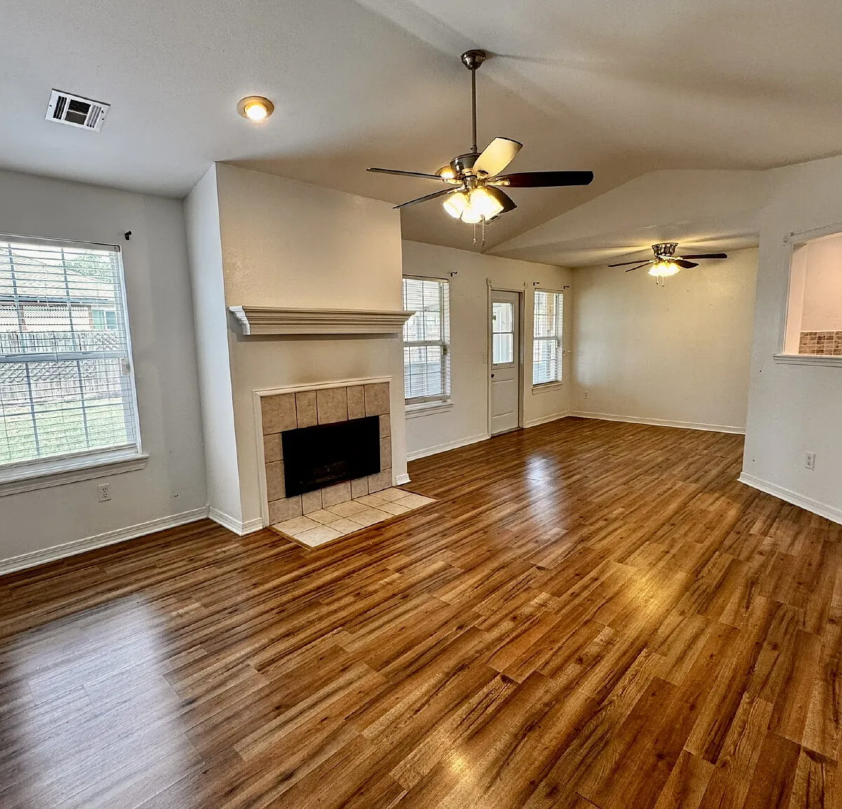 3 bed, 2.0 bath, 1357 sqft, $1,900 — Photo 3