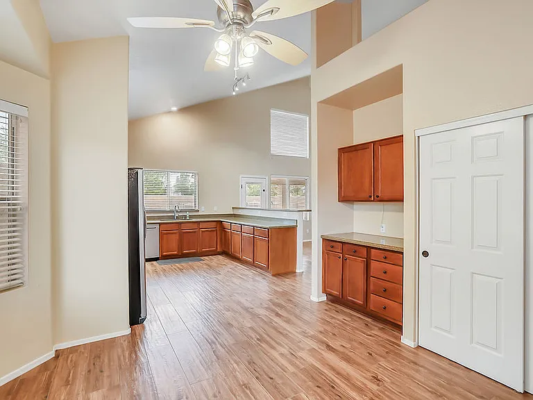 1380 N Concord Ave — Photo 9