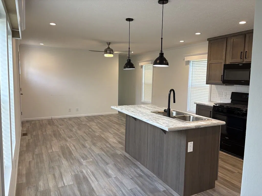 3 bed, 2.0 bath, 991 sqft, $1,754 — Photo 3