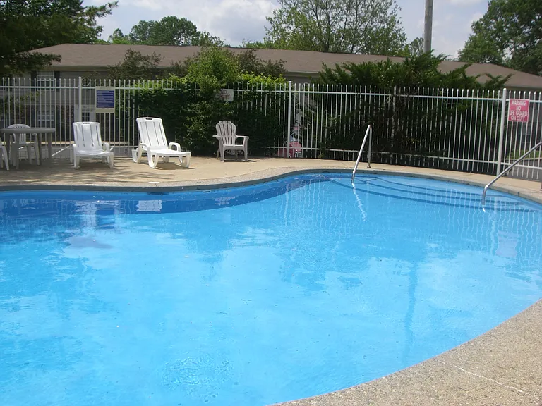 Lakeside Apartments at Walnut Hills — Photo 11
