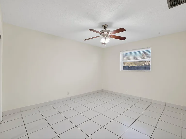 2500 SW 18th Ter #3 — Photo 10
