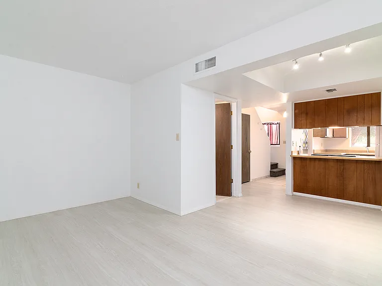 950 W Erie St #7 — Photo 5