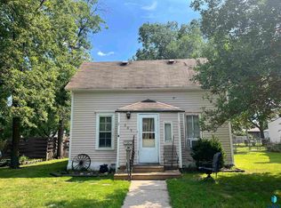 305 W 1st Ave, Flandreau, SD 57028