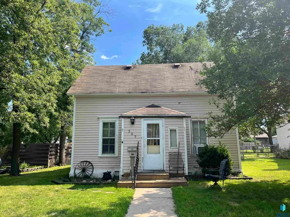 305 W 1st Ave, Flandreau, SD 57028