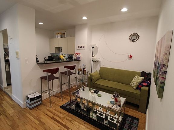 4th image of 207 E 37th St APT 3L