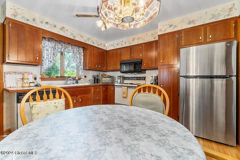 4th image of 68 Pruyn Hill Road