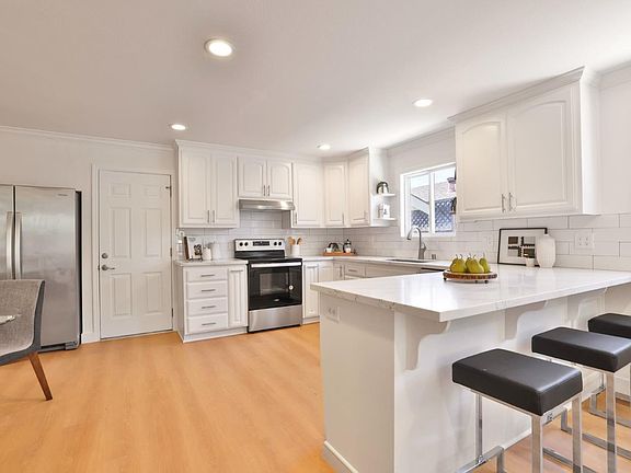 3rd image of 35168 Santiago St