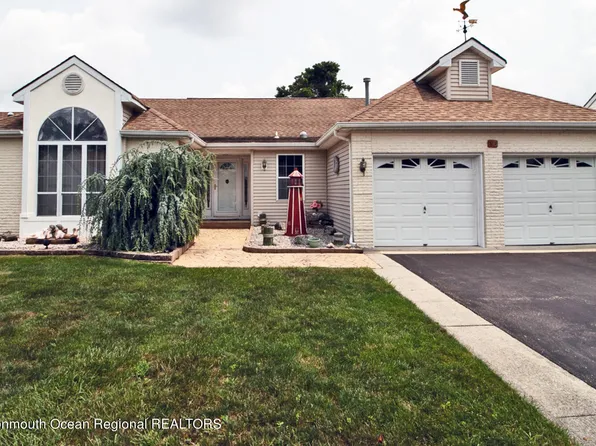 16 Trent Drive, Toms River, NJ 08757