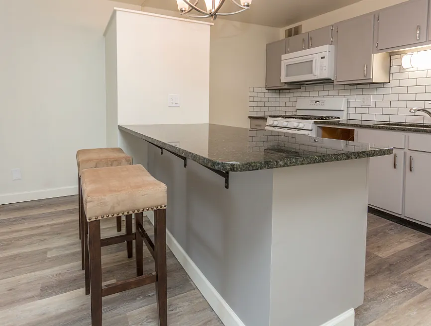 Seven Stories West Apartments — Photo 3