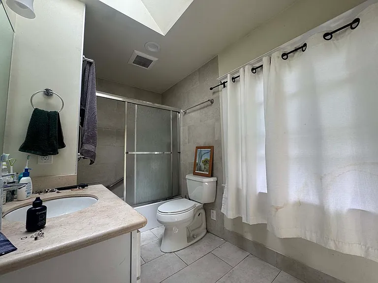 2836 Derby St — Photo 23