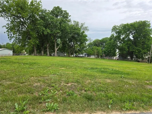 202 N Ives St, Highland, KS 66035