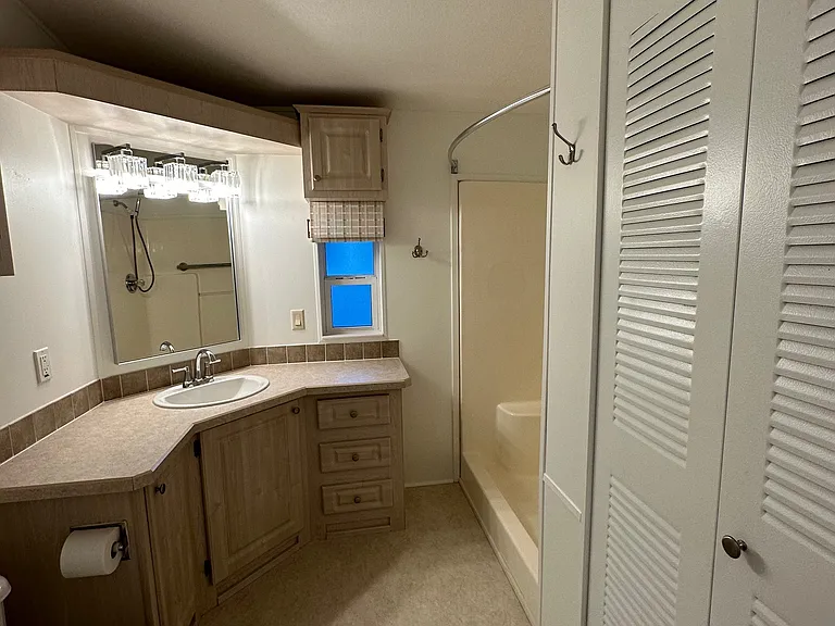 547 Lake Dr — Photo 8