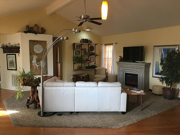 Vaulted ceiling& skylights 