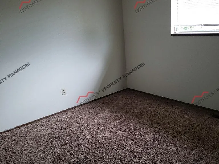 556 Avery Rd W — Photo 13