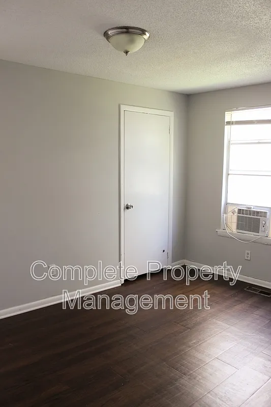 3 bed, 1.0 bath, 1950 sqft, $1,100 — Photo 3
