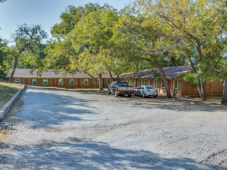 601 W College St — Photo 11
