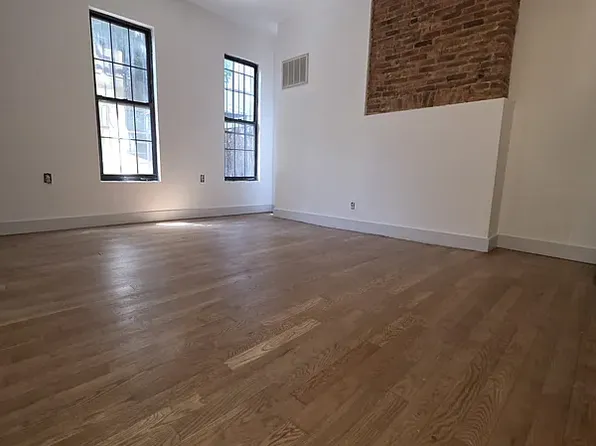 432 Evergreen Avenue image 1 of 8
