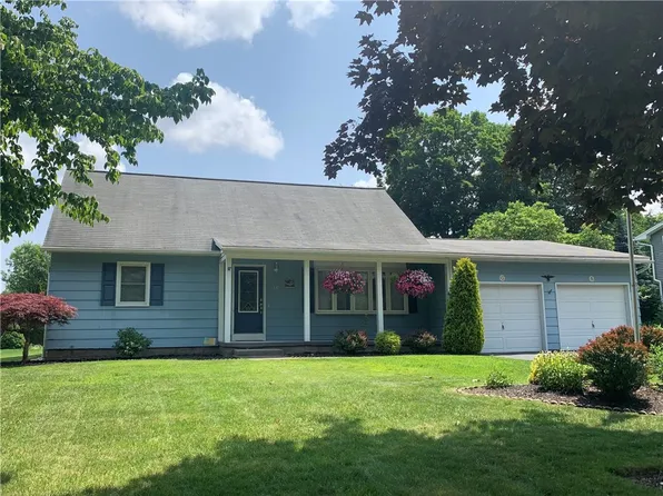 18 Meadowview Dr, Brockport, NY 14420
