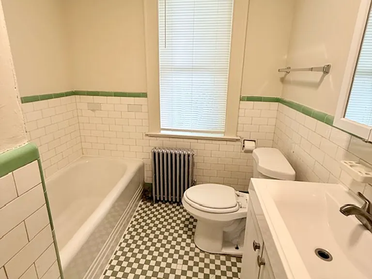 452-454 Thompson Ave — Photo 6
