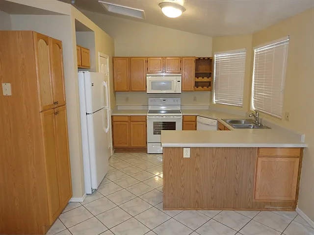 3 bed, 2.0 bath, 1528 sqft, $2,180 — Photo 2