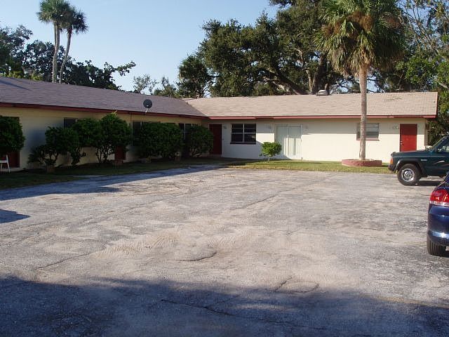 305 Country Club Oval