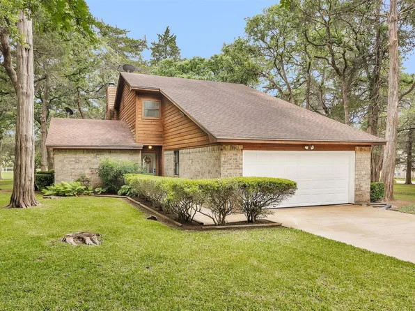 105 Seminole Dr, New Ulm, TX 78950