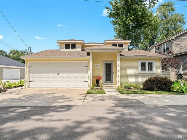 5061 Burton Dr, Pinckney, MI 48169