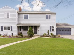 26 Pocahontas St W, Massapequa, NY 11758