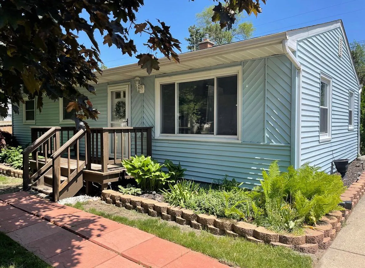 3 bed, 960 sqft, $2,100 — Photo 2