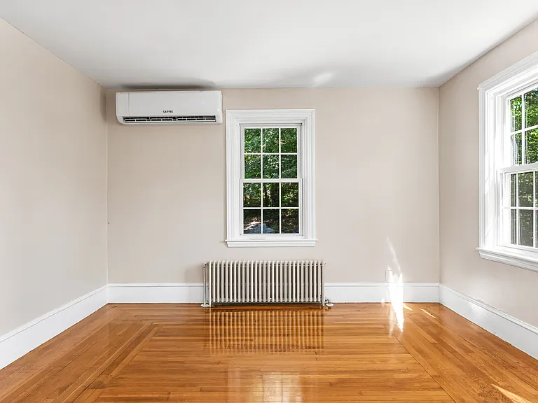1186 Douglas Pike — Photo 18