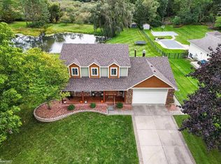 1269 Lake Valley Dr, Fenton, MI 48430