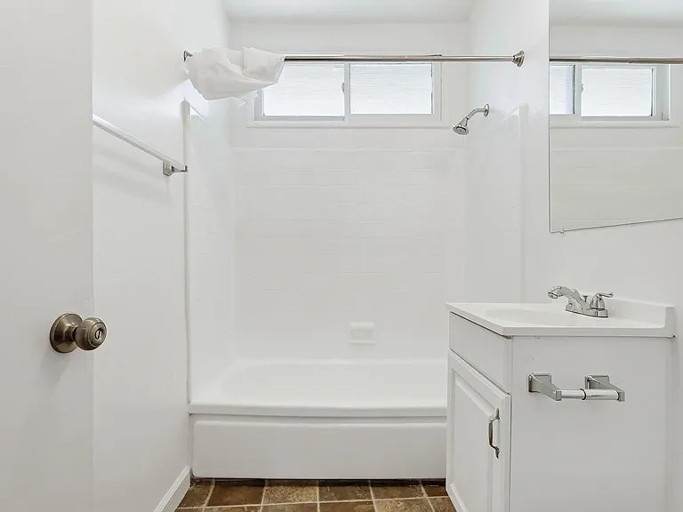 Quiet Jefferson Park Apartments Spacious, Secure & Centrally Located — Photo 18