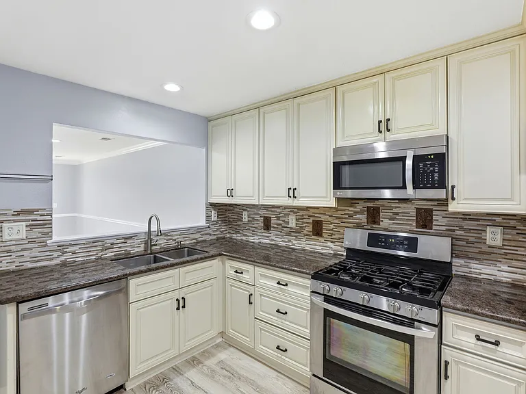 17125 Creekside Cir — Photo 5