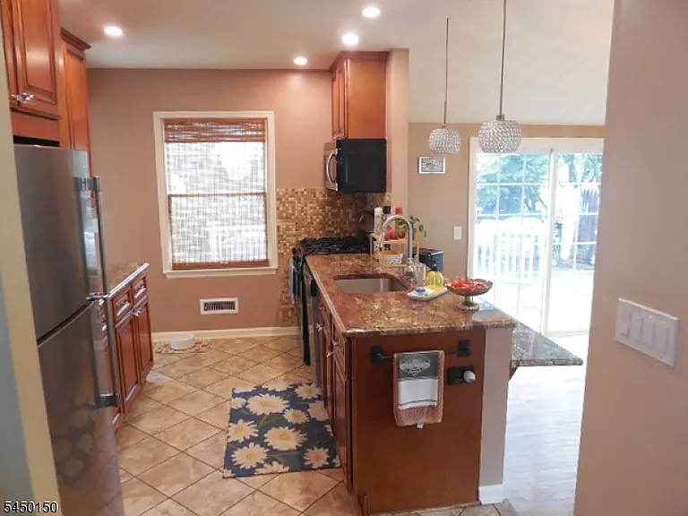 65 Fernwood Cres — Photo 7