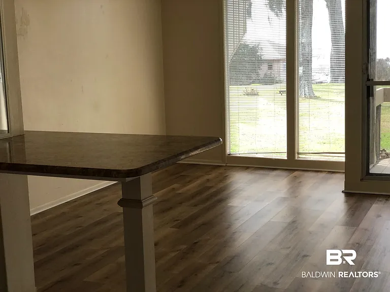 1009 Seacliff Dr N — Photo 11